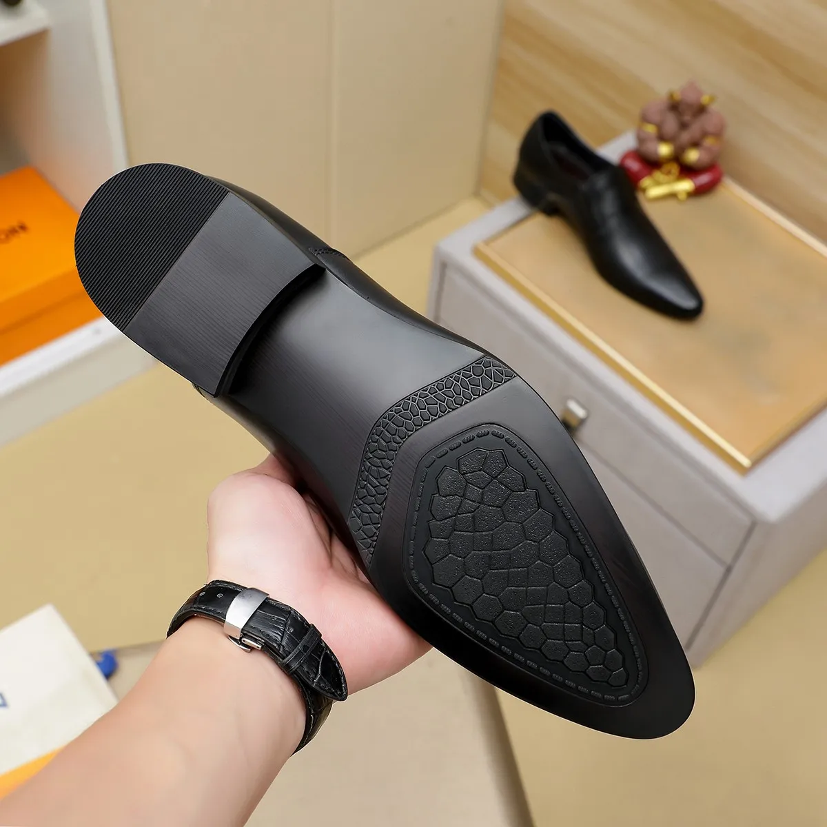 Men's shoes 💰540 💰 Louis Vuitton LV ® Autumn and Winter 🆕 models 🔛Full shoe counter First layer cowhide, 🐂Leather lined casual shoes for men, super soft outsole, essential for driving. Counter synchronization Original first layer cowhide Completely 1:1 mold customization 🌹Top version, 3 colors available! Number: 38-45 (37.46. Customized)